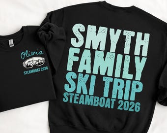 Puede incluir: Dos sudaderas negras. Una tiene "Olivia" y "STEAMBOAT 2026" impreso en verde azulado. La otra dice "SMYTH FAMILY SKI TRIP STEAMBOAT 2026" en verde azulado. El texto "GILDAN SWEATSHIRT BLACK YOUTH & ADULT SIZES" está en la parte inferior.