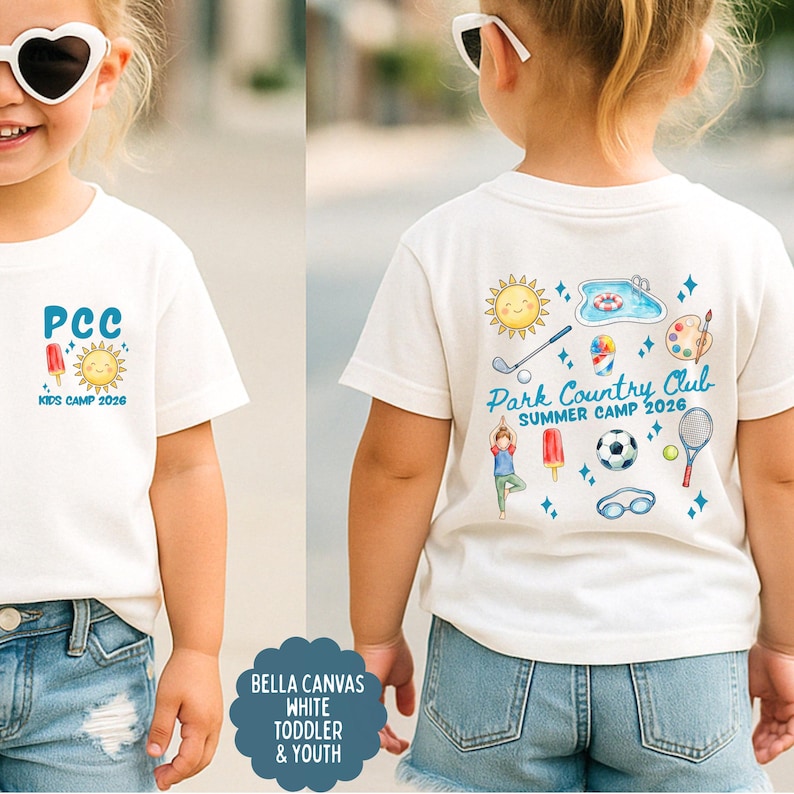 K&ouml;nnte beinhalten: Wei&szlig;es Kinder-T-Shirt mit farbenfrohem Sommercamp-Design. Auf der Vorderseite steht "PCC" und "KIDS CAMP 2026" mit Sonne und Eis-Grafik. Auf der R&uuml;ckseite steht "Park Country Club SUMMER CAMP 2026" mit Illustrationen von Sommeraktivit&auml;ten.