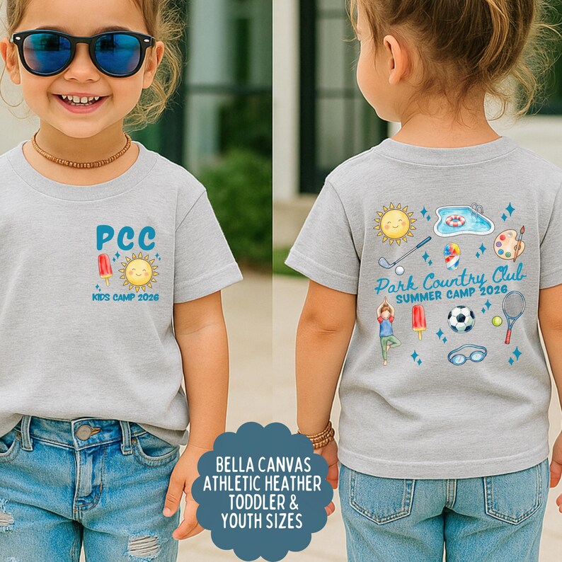 K&ouml;nnte beinhalten: Hellgraues Bella Canvas Athletic Heather T-Shirt f&uuml;r Kleinkinder und Jugendliche. Auf der Vorderseite steht "PCC" &uuml;ber einer Sonne und einem Eis-Grafik. Auf der R&uuml;ckseite steht "Park Country Club Summer Camp 2026" mit Camp-Illustrationen.
