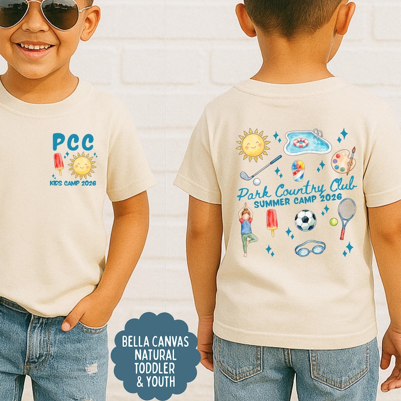 K&ouml;nnte beinhalten: Beiges T-Shirt mit der Aufschrift "PCC KIDS CAMP 2026" auf der Vorderseite und "Park Country Club SUMMER CAMP 2026" auf der R&uuml;ckseite. Auf der Vorderseite befinden sich eine Sonne und ein Eis am Stiel. Auf der R&uuml;ckseite sind Sommercamp-Symbole.