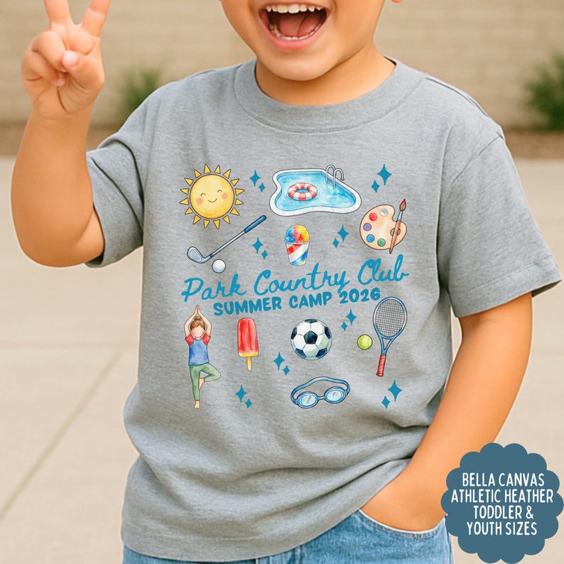 K&ouml;nnte beinhalten: Ein meliertes graues T-Shirt mit einem farbenfrohen Aquarelldesign. Es zeigt den Text "Park Country Club Summer Camp 2026". Das Design umfasst eine Sonne, einen Pool, einen Golfschl&auml;ger, ein Eis am Stiel, einen Fu&szlig;ball, einen Tennisschl&auml;ger und andere Sommercamp-Symbole.