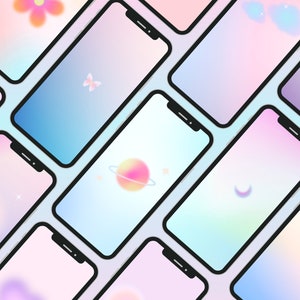 Może przedstawiać: Zbiór tapet na telefon z pastelowymi gradientami i uroczymi ilustracjami. Wzory obejmują kwiat, motyla, planetę, półksiężyc, chmurę i serce.