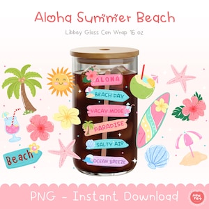 Könnte beinhalten: Eine transparente Glas-Can-Wrap mit einem Holzdeckel, gefüllt mit einer dunklen Flüssigkeit. Die Worte "Aloha Summer Beach" stehen oben. Dekorative Elemente zum Thema Strand umgeben das Glas, darunter ein Surfbrett und Blumen.