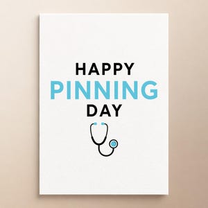 Może przedstawiać: Biała prostokątna kartka z czarnym napisem HAPPY i DAY, z wyśrodkowanym między nimi słowem PINNING w kolorze jasnoniebieskim. Poniżej tekstu znajduje się minimalistyczna ikona stetoskopu w kolorze czarnym i jasnoniebieskim na białym tle.