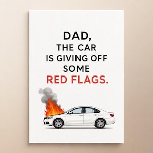 以下が含まれることがあります： 白い長方形のプリントで、黒い文字で「DAD, THE CAR IS GIVING OFF SOME」、赤い文字で「RED FLAGS」と書かれています。その下には、開いたボンネットからオレンジと黄色の炎と灰色の煙が上がっている白いセダンが描かれています。