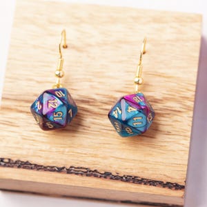 Brincos pendentes em formato de mini dado D20 – Brincos de acrílico para jogos em diversas cores