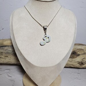 Colgante con la letra P, joyería personalizada, collar con monograma, joyería minimalista, regalo de cumpleaños, joyería elegante, colgante refinado