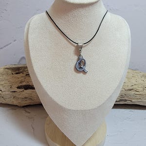 Colgante letra Q, colgante elegante letra Q, joyería elegante, joyería Q minimalista, joyería refinada Q inicial, joyería Q inicial creativa