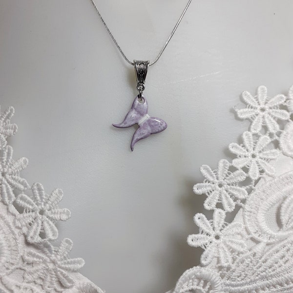 Jolie petit pendentif papillon violet marbrer blanc