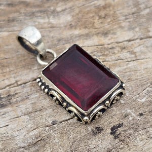 Colgante de plata de ley 925 con granate, hecho a mano, ideal como regalo de aniversario para mujeres.