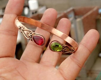 Handgemaakte koperen armband: edelsteenarmband met peridoot en granaat