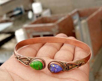 Handgemaakte koperen armband: groene en paarse turkoois edelsteen
