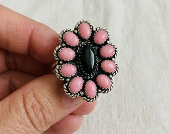 Anillo de racimo de caracola rosa y ónix negro, hecho a mano con anillo de piedras preciosas de plata de ley 925 estampada, anillo bohemio del suroeste