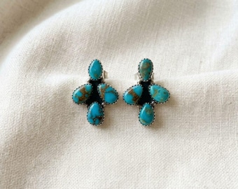 Pendientes de botón con racimo de turquesa auténtica, pendientes de cruz estilo suroeste de plata de ley 925, joyería bohemia con forma de lágrima de estilo nativo americano.