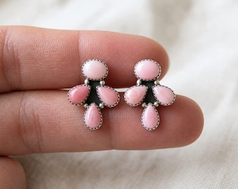 Pendientes de racimo de coral rosa auténtico, pendientes de cruz estilo suroeste de plata de ley 925, joyería bohemia de ópalo rosa estilo nativo americano