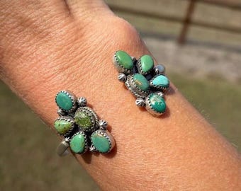 Pulsera tipo brazalete de turquesa verde auténtica, brazalete de plata de ley 925 estilo suroeste, joyería de estilo nativo americano con diseño de racimo abierto para mujer.