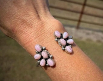 Pulsera tipo brazalete de ópalo rosa del suroeste, joyería de plata esterlina inspirada en los nativos americanos, brazalete con racimo de piedras rosas