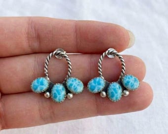 Pendientes de plata de ley hechos a mano con larimar, joyería bohemia del suroeste.