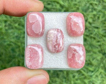 Rodocrosite di altissima qualità, grado AAA, forma a cuscino, cabochon calibrato con retro piatto, gemma disponibile nelle dimensioni 10 x 14 mm.