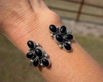 Brazalete con racimo de ónix negro hecho a mano, brazalete llamativo de plata con banda abierta, pulsera de piedras preciosas de estilo bohemio occidental, regalo único de aniversario para ella.