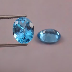 Topazio blu svizzero sfaccettato ovale, coppia di gemme sfuse. Topazio blu svizzero sfaccettato 8 x 10 mm. Gemme calibrate di alta qualità, 2 pezzi, 6,10 ct.
