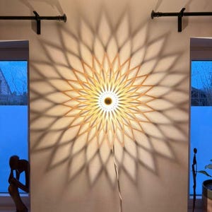 Drewniany kinkiet ścienny 72 cm | Designerskie oświetlenie z wycinanymi laserowo motywami kwiatowymi | Duża lampa ścienna przy łóżku | Pomysł na prezent do domu