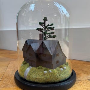 Handgjort Salem häxhus miniatyrdiorama | Gotisk skräckhistoria dekor