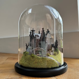 Edward mit den Scherenhänden Gothic Schloss. Handgefertigte Film 3D Kunst Modell Miniatur im Glasdom Tim Burton