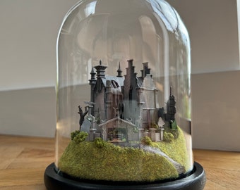 Edward mit den Scherenhänden Gothic Schloss. Handgefertigte Film 3D Kunst Modell Miniatur im Glasdom Tim Burton
