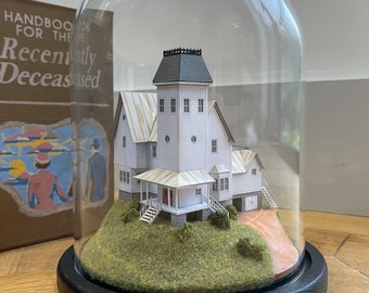 Tim Burton Beetlejuice Maitlands Haus. Handgefertigte Film-3D-Filmmodell-Miniatur in Glaskuppel