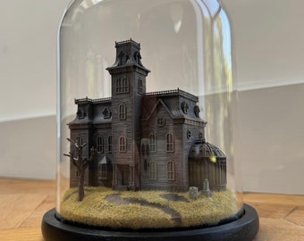 Addams Family Haus. MItwoch. Handgefertigte Film 3D Art Movie Model Miniatur im Glasdome Tim Burton