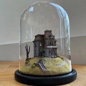 Psycho Bates House Alfred Hitchcock. Handmade Film 3D Art Movie Model Miniature in Glass Dome