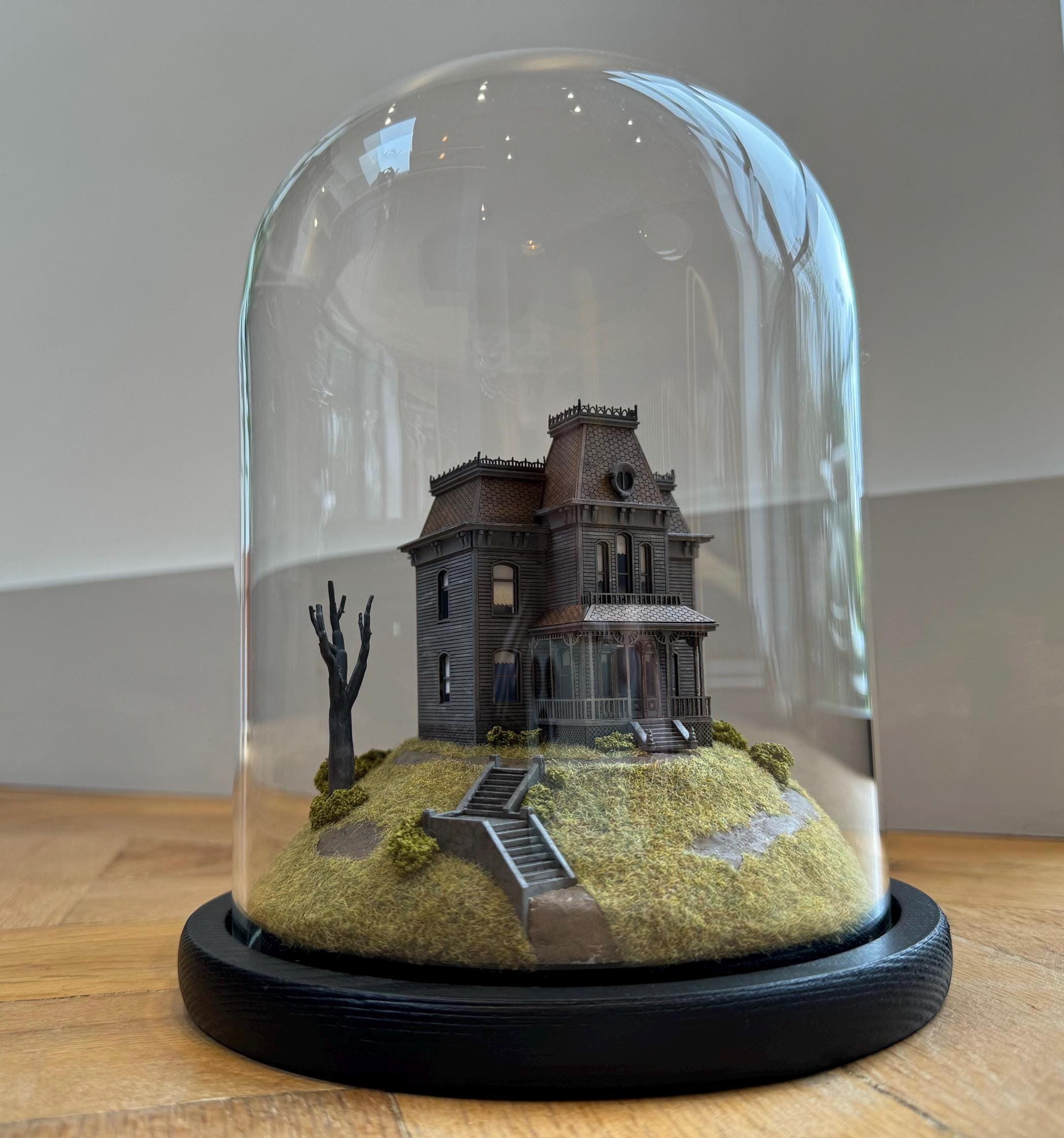 Psycho Bates Haus Alfred Hitchcock. Handgefertigte Film 3D Art Movie Modell Miniatur im Glasdome