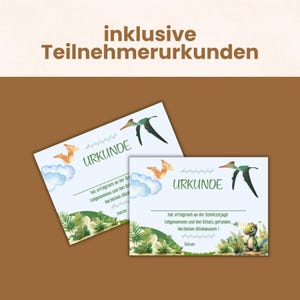 May include: Two light blue certificates with dinosaur illustrations. The certificates have the word "URKUNDE" and text in German. The background is brown with the text "inklusive Teilnehmerurkunden".