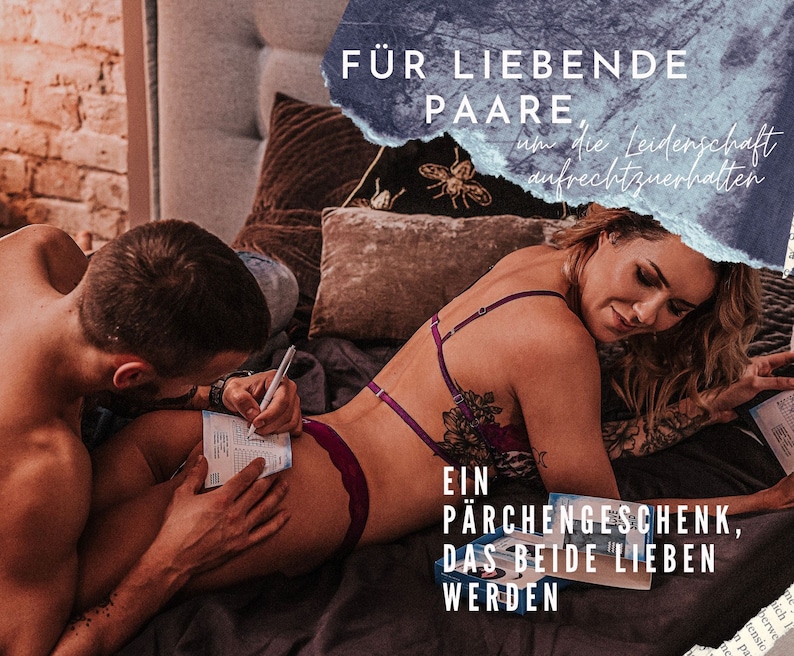 May include: A couple in bed, writing in a book together. The book has the text "F&Uuml;R LIEBENDE PAARE um die Leidenschaft aufrechtzuerhalten EIN P&Auml;RCHENGESCHENK, DAS BEIDE LIEBEN WERDEN".