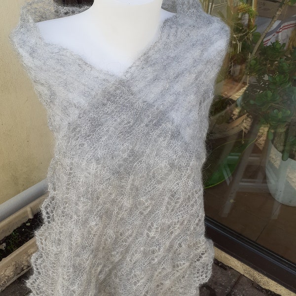 Etole soie et mohair gris pale tricote mains