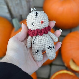 Voodoo-Puppe gehäkelter Schlüsselanhänger – süßes und gruseliges Geschenk