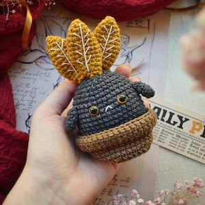 Juguete de planta de mandrágora en maceta, producto terminado, monstruo vegetal, juguete de crochet negro.