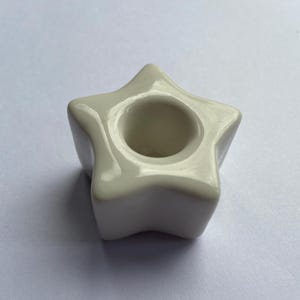 マジックスペルキャンドルなどの細いキャンドル（1cm）にフィットする白い磁器の星型キャンドルホルダー