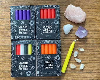 Candele magiche per incantesimi e rituali. Disponibili in vari colori e con diverse intenzioni. Confezione da 12 candele, oppure vendute singolarmente in confezioni da 3 o 6.