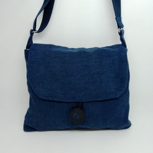 Petit sac à bandoulière bleu marine en cordon aiguilleté avec poche zippée, bandoulière réglable en tissu végétalien fait main. Cadeau pour son sac vegan