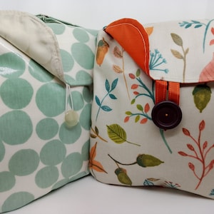 Sac à bandoulière fait main en tissu ciré imperméable avec poches zippées, petit sac messager végétalien automne nature canard bleu oeuf tacheté cadeau sac zippé pour elle