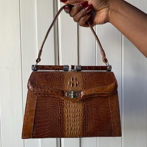 Bolso de mano o cartera vintage de piel de cocodrilo marrón de los años 70
