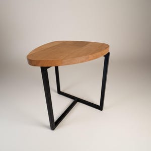 Dreieckiger Beistelltisch aus Eiche Massivholz mit schwarzem Metallgestell,  Handgefertigter Couchtisch, nachhaltig & minimalistisch