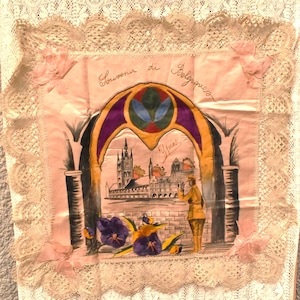 Funda de cojín de Ypres pintada a mano de la Primera Guerra Mundial con flores aplicadas en colores sufragistas y encaje