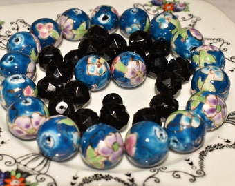 Perles de porcelaine antiques - Belles perles victoriennes bleues peintes à la main avec jais français