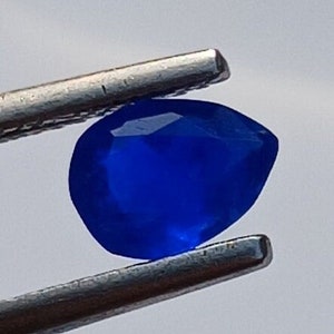 Ultra zeldzame Hauyne, Hauyniet, Haüyne, Sodaliet 0,45 kt, Levendig blauw uit Afghanistan Topkwaliteit met uitstekende helderheid