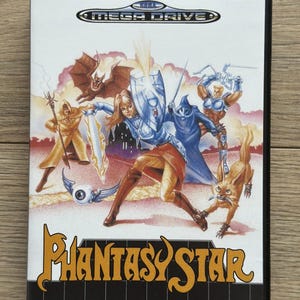 Peut inclure: Boîtier de jeu vidéo Sega Mega Drive pour Phantasy Star. L'illustration de la couverture présente une scène fantastique avec des personnages maniant des épées et des boucliers. Le titre du jeu est en grandes lettres stylisées. Le boîtier est noir avec un dessus blanc.