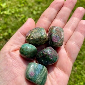 Puede incluir: Cinco piedras de zoisita rubí verde y rosa pulidas. Las piedras son lisas y pulidas, con una variedad de tonos verdes y rosas.