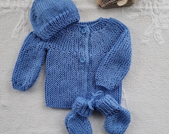 Une tenue de naissance 3 pièces, brassière, bonnet et chaussons